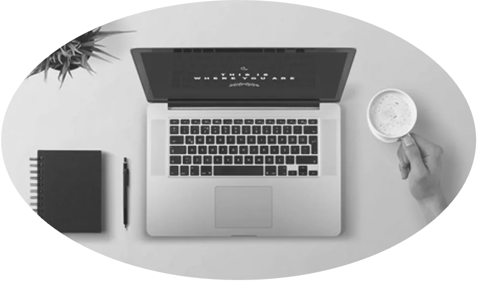 Escritorio con notebook y libreta